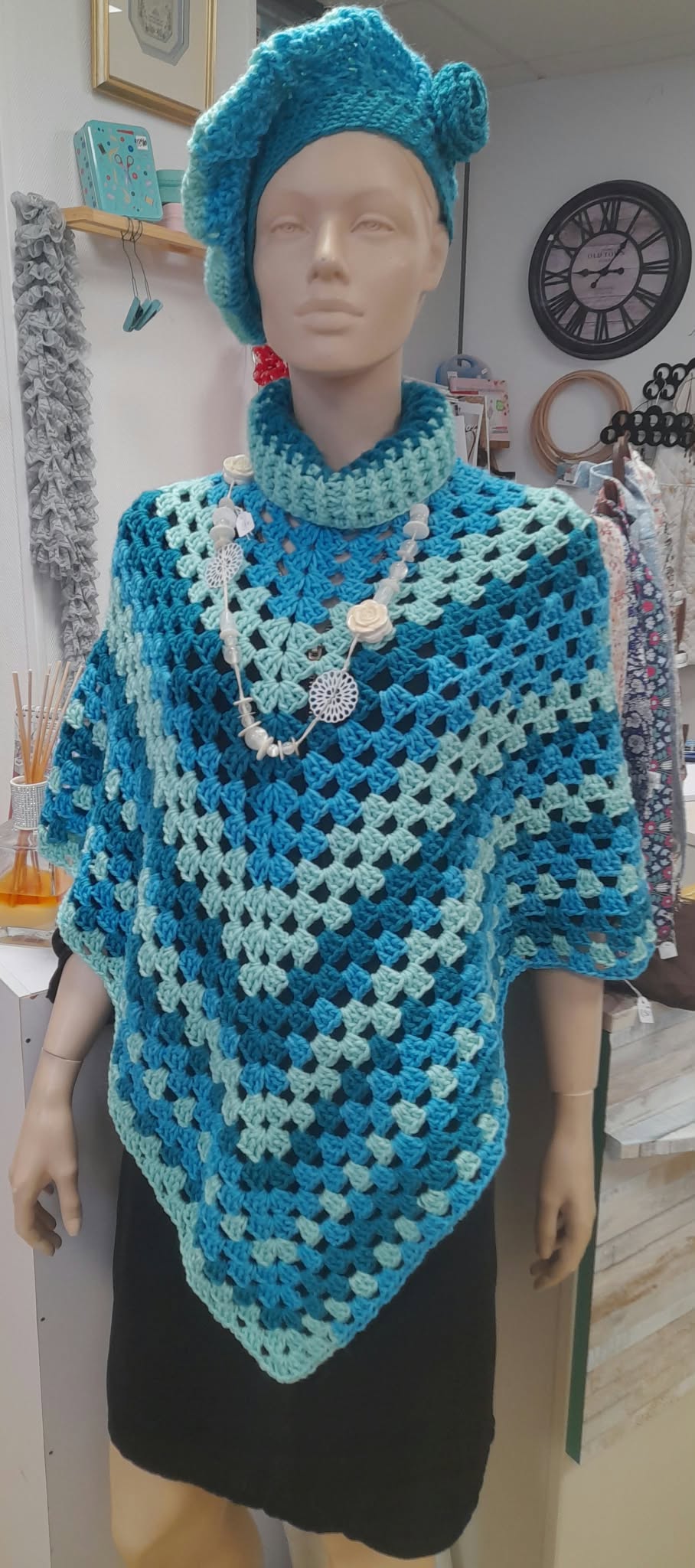 Ponchon en crochet avec sont Bonnet fait mains